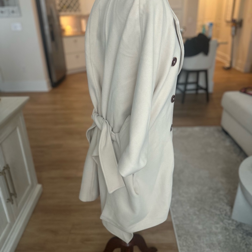 Chic Cream Double-Breasted Women's Cape - Picture 3 of 7
